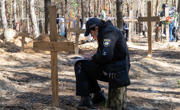 Koniec ekshumacji w Iziumie. Wydobyto 447 ciał [ZAPIS RELACJI]