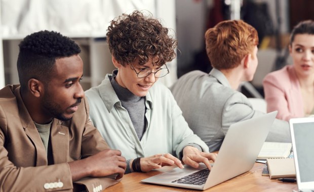 Koniec ery 8-godzinnego dnia pracy? Jak polskie firmy testują elastyczne grafiki i krótszy tydzień pracy