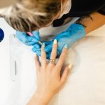 Koniec ery hybrydy? Kobiety pokazują prawdę o paznokciach po latach stylizacji