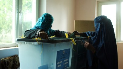 Koniec ery Karzaja. Afgańczycy wybierają prezydenta