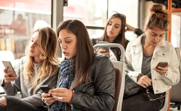 Koniec głośnych rozmów przez telefon w krakowskiej komunikacji miejskiej