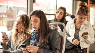 Koniec głośnych rozmów przez telefon w krakowskiej komunikacji miejskiej