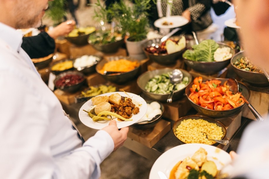 Koniec hotelowej zasady "jesz ile chcesz"? /Shutterstock