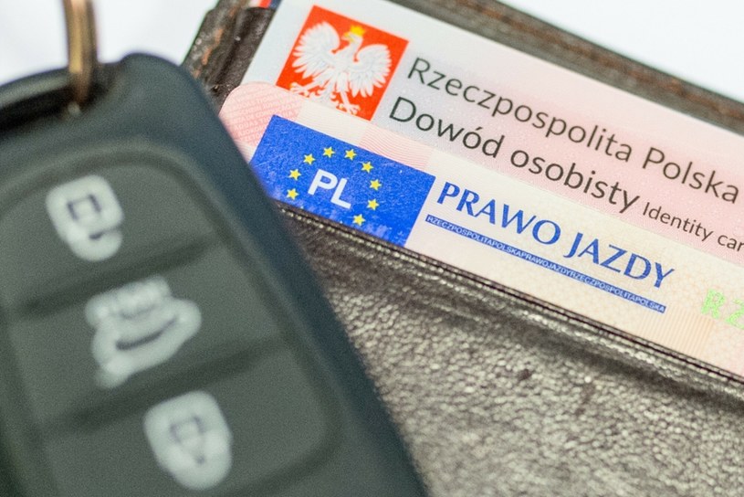 Koniec okresu zatrzymania prawa jazdy, nie oznacza automatycznego zwrotu dokumentu i uprawnień do prowadzenia /Piotr Kamionka /Reporter
