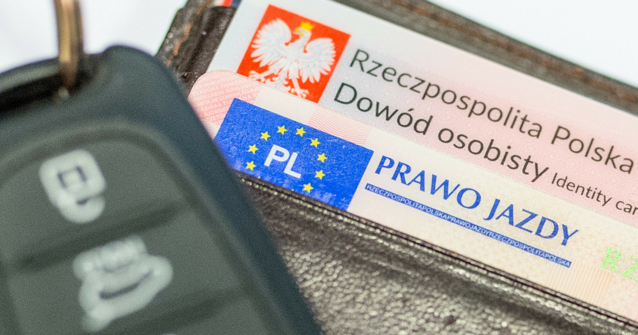 Koniec okresu zatrzymania prawa jazdy, nie oznacza automatycznego zwrotu dokumentu i uprawnień do prowadzenia /Piotr Kamionka /Reporter