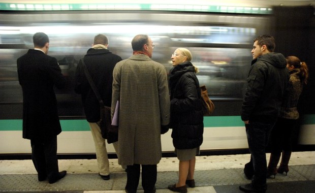 Koniec papierowych biletów na metro w Paryżu