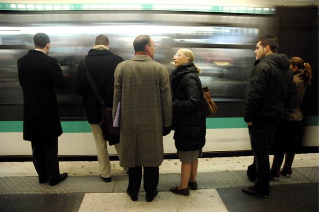 Koniec papierowych biletów na metro w Paryżu /YOAN VALAT  /PAP/EPA