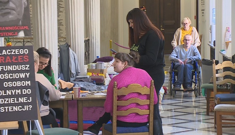 Koniec protestu osób z niepełnosprawnościami w Sejmie /Polsat News