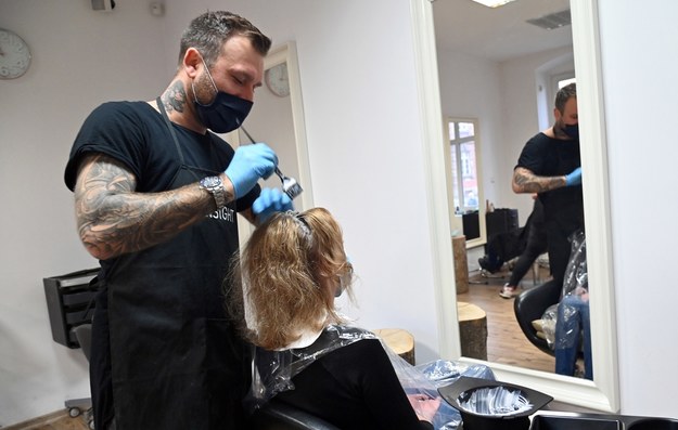 Koniec regionalizacji obostrzeń oznaczałby m.in. otwarcie salonów fryzjerskich w całej Polsce / 	Marcin Bielecki    /PAP