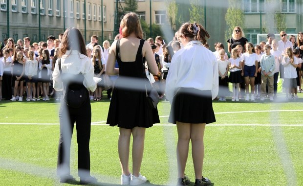 Koniec roku szkolnego późno jak nigdy. Kiedy ostatni dzwonek?