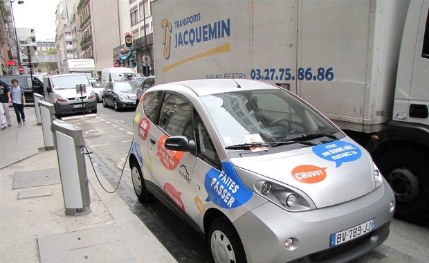 Koniec samoobsługowych wypożyczalni samochodów w Paryżu. Zawinili klienci