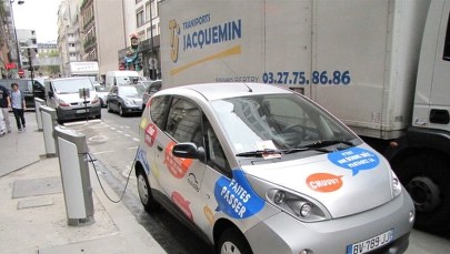 Koniec samoobsługowych wypożyczalni samochodów w Paryżu. Zawinili klienci