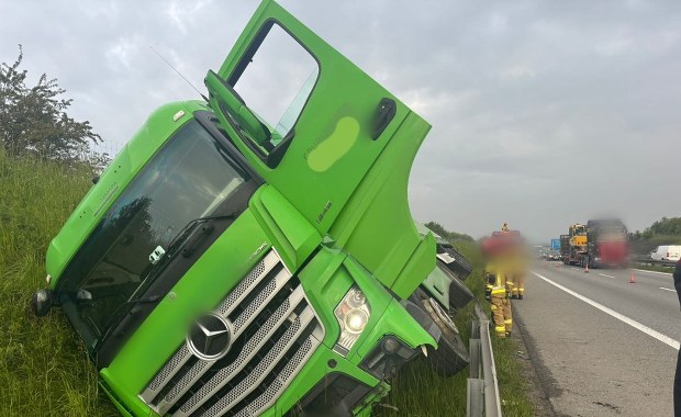 Koniec utrudnień na A4 po tym, jak tir wpadł do rowu