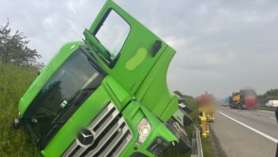 Koniec utrudnień na A4 po tym, jak tir wpadł do rowu