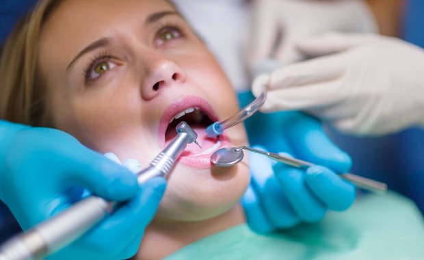 Koniec z borowaniem? Zęby same się „naprawią”