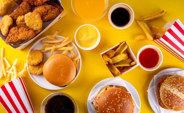 Koniec z darmową dolewką. Ten kraj idzie na wojnę z niezdrową żywnością