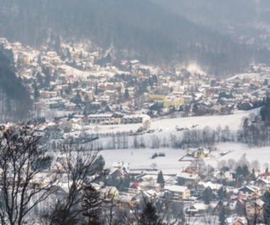 Koniec z darmowym parkowaniem pod wyciągami w Szczyrku. Miasto podjęło decyzję