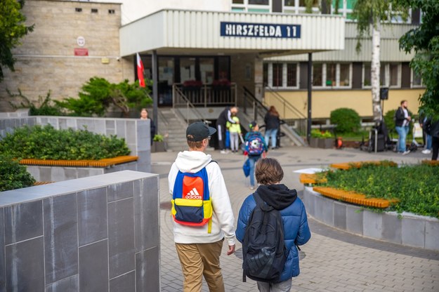Koniec z dowożeniem dzieci przed samo wejście do szkoły (UM w Warszawie) /Materiały prasowe