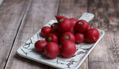 Koniec z drogeryjnymi serum na brwi! Nic tak ich nie wzmocni i zagęści jak sok z wiosennego warzywa