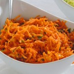 Koniec z efektem "ciężkiego brzucha". Sałatka z 3 składników na jelita działa jak miotła