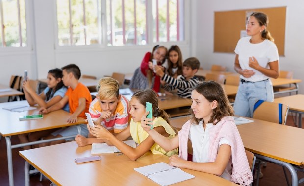 Koniec z komórkami w szkołach. Rewolucja w Norwegii