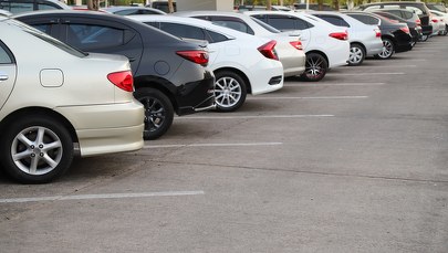 Koniec z nalepkami kontrolnymi na szybach aut