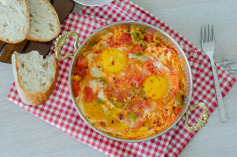 Koniec z nudną jajecznicą na śniadanie. Menemen to poezja smaków i aromatów