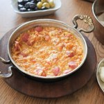 Koniec z nudną jajecznicą na śniadanie. Menemen to poezja smaków i aromatów