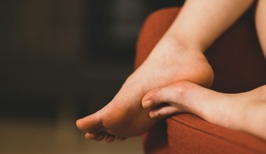 Koniec z odciskami na stopach. Sposób z dwoma tanimi produktami bije drogeryjne preparaty na głowę