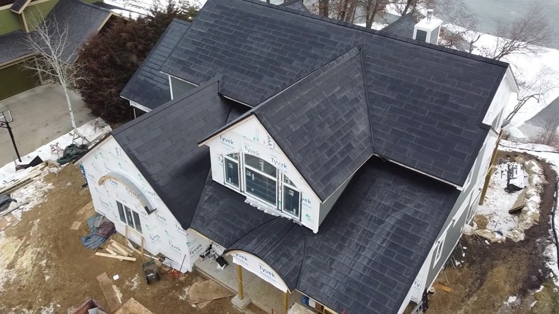 Koniec z odśnieżaniem dachów. Zobacz, jak solarny dach Tesli odśnieża się sam [FILM] /Geekweek