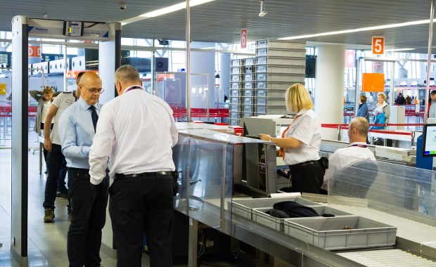 Koniec z ograniczeniami na lotniskach? Nowa technologia już wkrótce w Warszawie