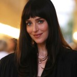 Koniec z oklapniętą grzywką. Cięcie w stylu Dakoty Johnson i Demi Moore w tym sezonie robi furorę