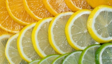 Koniec z przepłacaniem. Wybieram te polskie produkty, które wymiatają wolne rodniki lepiej niż cytrusy