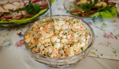 Koniec z tuczącą sałatką jarzynową. Wyrzuć ten składnik, a będzie mieć tylko 120 kcal