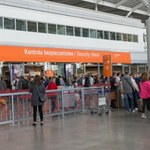 Koniec zdejmowania butów na lotniskach. Dlaczego dotychczas musieliśmy to robić?