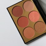 Koniec ze słodkimi, cukierkowymi różami. Tej jesieni na policzkach królują te kolory