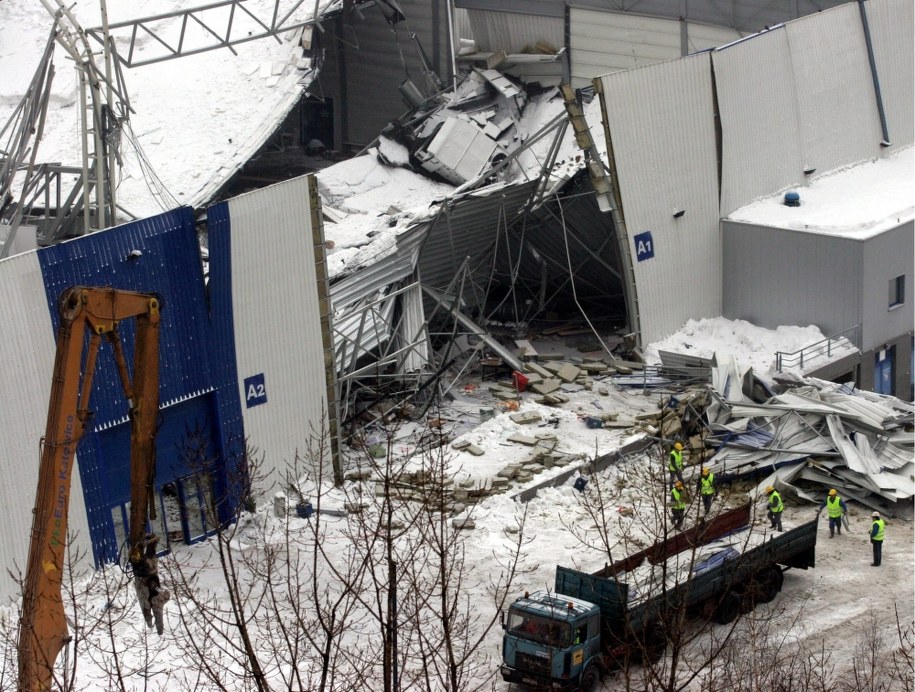 Konieczna była rozbiórka zawalonej hali /Andrzej  Grygiel /PAP