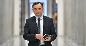"Konieczna decyzja", "Jakim trzeba być tchórzem". Politycy komentują ruch Ziobry