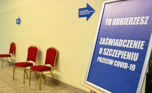 Konieczna trzecia dawka szczepionki? Wiceminister zdrowia wyjaśnia