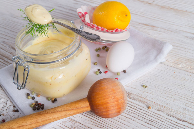 Koniecznie sprawdźmy, czy majonez zawiera podstawowy składnik, czyli żółtko jaja /123RF/PICSEL