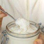 jogurt Koniecznie włącz go do codziennej diety. Ma dużo białka i wspiera jelita