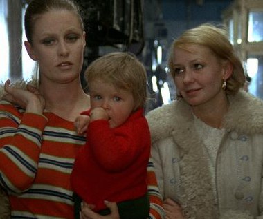 Konieczność opowiedzenia o przyjacielu, stracie, jaką poniosło polskie kino, połączyła się z potrzebą zabrania głosu w sprawie sytuacji w kraju (początek zdjęć zbiegł się z wydarzeniami Marca 68) i chęcią znalezienia odpowiedniego dla osobistej wypowiedzi filmowego języka. Na zdjęciu: Beata Tyszkiewicz i Elżbieta Czyżewska w filmie "Wszystko na sprzedaż".