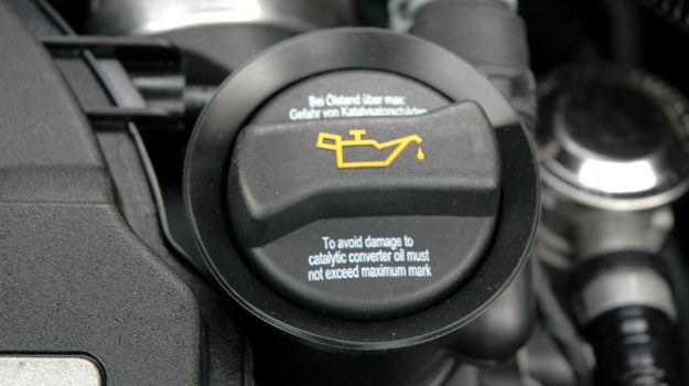 Konieczność regularnej kontroli poziomu oleju dotyczy zarówno starszych, jak i nowszych aut. /Motor