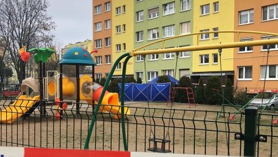 Konin: Policjant śmiertelnie postrzelił 21-latka. Tuż obok jest plac zabaw