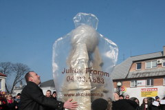 Konin: Wielka prezerwatywa naciągnięta na fontannę