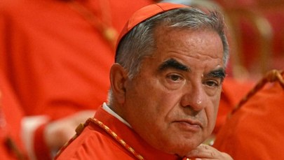 Konklawe bez niego. Kontrowersyjny kardynał się poddaje