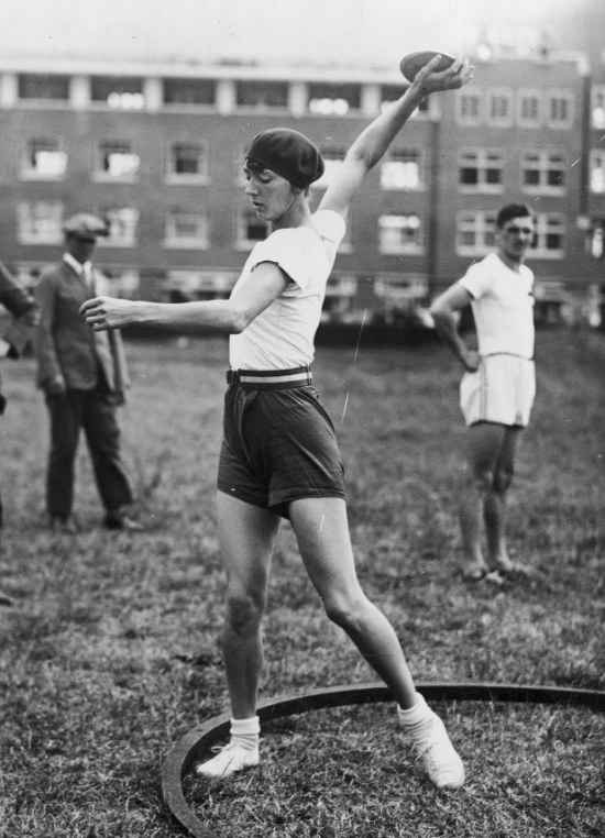 Konkurencje lekkoatletyczne - rzut dyskiem. Widoczna polska lekkoatletka Halina Konopacka /Ze zbiorów Narodowego Archiwum Cyfrowego