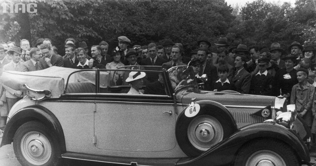 Konkurs piękności samochodów w parku im. Ignacego Jana Paderewskiego w Warszawie. Wyróżniony w konkursie samochód Mercedes, 1937 /Z archiwum Narodowego Archiwum Cyfrowego