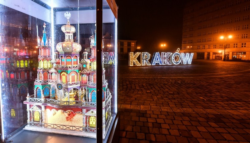 Konkurs szopek to jedna z atrakcji jarmarku bożonarodzeniowego na Rynku Głównym w Krakowie. /Artur Barbarowski /East News
