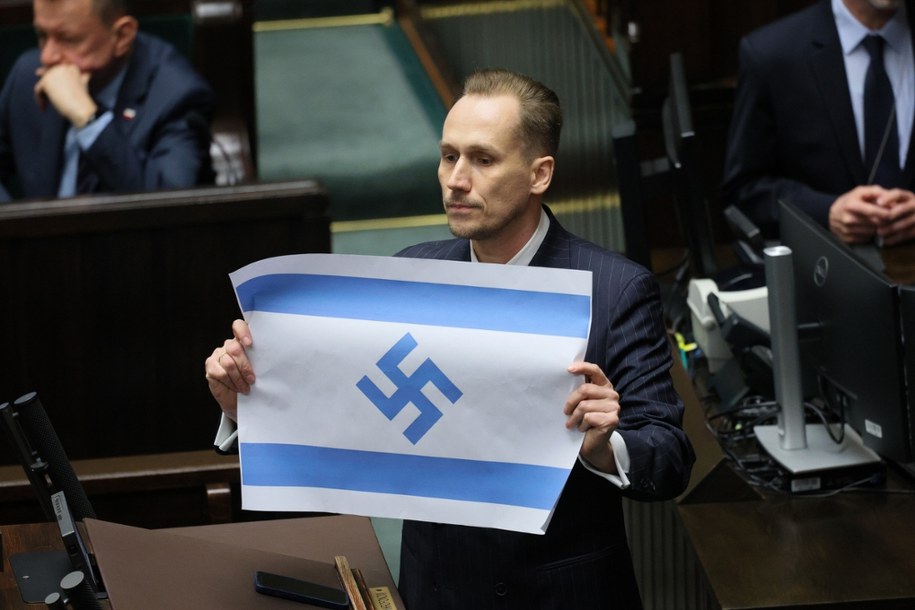 Konrad Berkowicz na sali plenarnej pojawił się ze zmodyfikowaną flagą Izraela /Rafał Guz /PAP